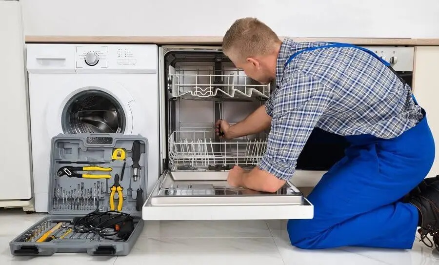 Ferizli Hotpoint servisi teknisyen ekibi beyaz eşya tamiri yaparken